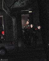 张钧甯携母探班何润东 准丈母娘提前见姑爷？(图)