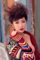 组图：赵子惠红发写真性感妖娆 大戏连播红运当头