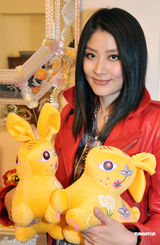 组图：陈慧琳2011红装写真 准妈妈抱金兔喜迎新春