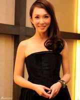 高清：范文芳婚后出席活动 黑色礼服笑容甜美