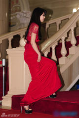 组图：秀智大红修身长裙亮相 浓妆显成熟