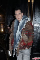 组图：胡杏儿否认李思捷追求 称手挽手是好友