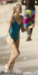 组图：《金刚》女星沃茨海边嬉戏 与老公海中湿吻