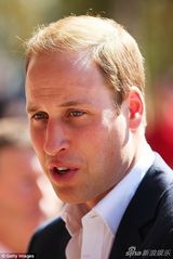 组图：凯特印花连衣裙探访澳洲 与威廉亲手种树