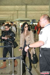 组图：刘嘉玲现身机场去伦敦 墨镜配大衣有范儿