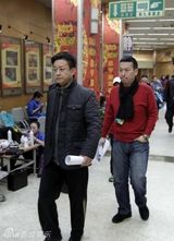 组图：春晚总导演哈文匆忙现身 朱军李咏毕福剑断后