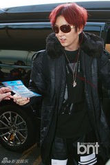 组图：李准基飞广州办见面会 红发抢眼派签名