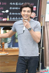 组图：贺军翔新剧不当高富帅 化身颓废老爸