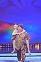 组图：《笑星》王晶与嫩模上演猪八戒背媳妇