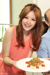 组图：安心亚大展厨艺积极收歌筹备新碟