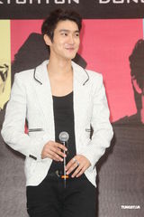 组图：SJ-M台北签唱会 兄弟情深互喂台湾小吃