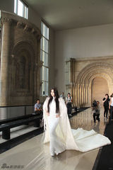 组图：范冰冰周迅巴黎秀 白裙玫红套装各有特色