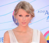 组图：青少年选择奖 斯威夫特白裙性感露背