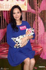 组图：郭羡妮出席活动向陈敏仪讨教育儿经