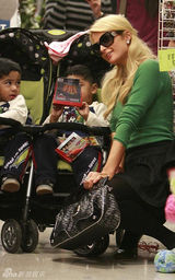 幻灯：希尔顿走“绿色风” 与男友为圣诞节采购