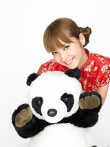 组图：佐佐木希玩变装秀 穿旗袍抱熊猫