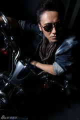 高清图：吴秀波登时尚杂志 优雅绅士与机车共舞