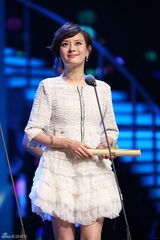 组图：孙俪亮相上海电视节 憾失视后