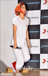 组图：韩蜡笔团发新曲 红袜子红头巾造型奇特