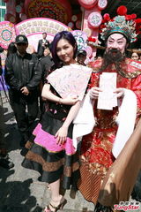 组图：杨千嬅亮相贺岁活动 桃花服饰优雅喜庆