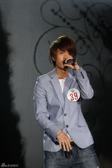 幻灯图：《快男》突围第3场摇滚小子叫板黑面判官