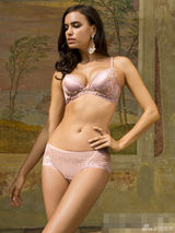 组图:C罗女友伊莉娜最新大片 婚纱内衣妩媚妖娆