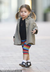 组图：杰西卡帕克双胞胎街头卖萌 Marion对镜憨笑