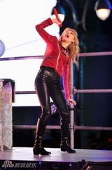 组图：泰勒跨年激情献唱 紧身皮衣跪地狂野嘶吼