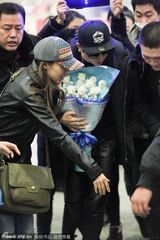 组图：李准基现身机场 粉丝激动摔倒获偶像搀扶