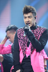 组图：李宇春榜中榜揽3奖 蔡依林险走光