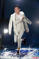 刘德华湿身拍个唱海报 被泼四小时水花四溅(图)