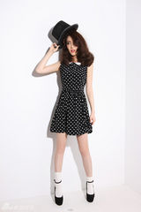 组图：叶倩云夏日写真俏皮性感