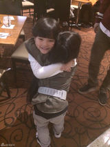 组图：王诗龄拍照扮小恶魔 Kimi变身超人