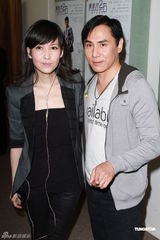 组图：周慧敏助阵黄凯芹个唱 曝对方不会用手机