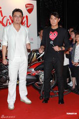 组图：郭富城助阵单车发布会 变身机车男耍酷