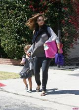 组图：杰西卡-阿尔芭将生二胎 大肚携女儿外出