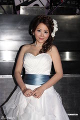组图：香港演员姚乐怡穿婚纱公布结婚喜讯