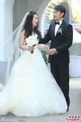 组图：张震大婚献吻娇妻 亲手为新娘提裙摆