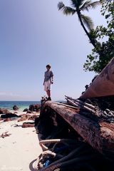 组图：李昊瀚远赴马来西亚拍MV 旅行中寻意境