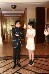 组图：陈燃任达华亮相时装发布会 引领纯净风