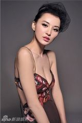 组图：莫小棋化身孔雀女神 显妩媚女人味