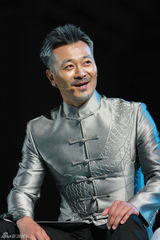 组图：吴樾白发造型亮相国际武术节开幕式盛典