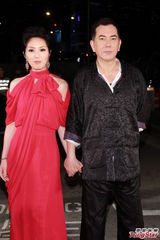 组图：杨千嬅亮相红毯 红裙亮眼展招牌笑容