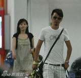 组图：买红妹挺富二代小男友选秀 指评委不公