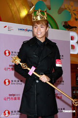 幻灯图：张敬轩与粉丝玩爱的抱抱 扮港姐加冕惹爆笑