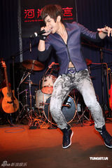 幻灯组图：汪东城助阵“晚生”送吉他秘笈