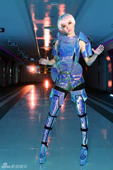 组图：张韶涵新造型变机器人 私人定制穿越时空