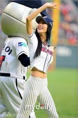 组图：韩国女艺人Clara担任棒球比赛开球嘉宾