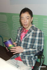 组图：黄贯中新书签名会 屏蔽负面报道免影响朱茵