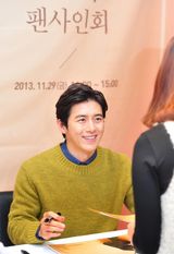 高清组图：韩星高洙休闲装亮相签名会干练绅士